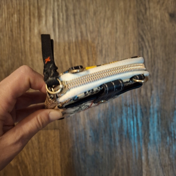 The Sakroots Crossbody Wallet. - Picture 10 of 13